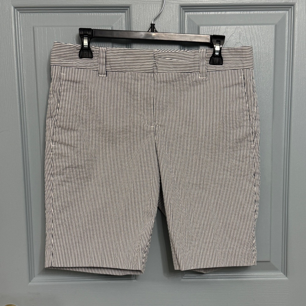 Ann Taylor Factory Women's Striped Seersucker Bermuda‎ Shorts 9.5 in inseam Sz 8